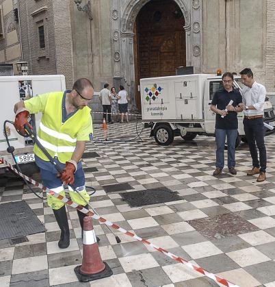 ©Ayto.Granada: UN PLAN CONTRA LOS CHICLES PERMITIR ELIMINAR 60.000 GOMAS DE MASCAR DE LAS CALLES DEL CENTRO Y DE LOS BARRIOS DE GRANADA